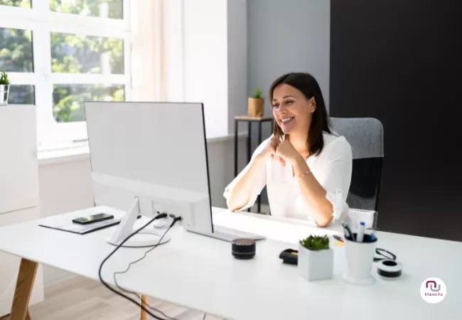 Soloselbstständige Unternehmerin, die sich über eine All-In-One-Lösung freut