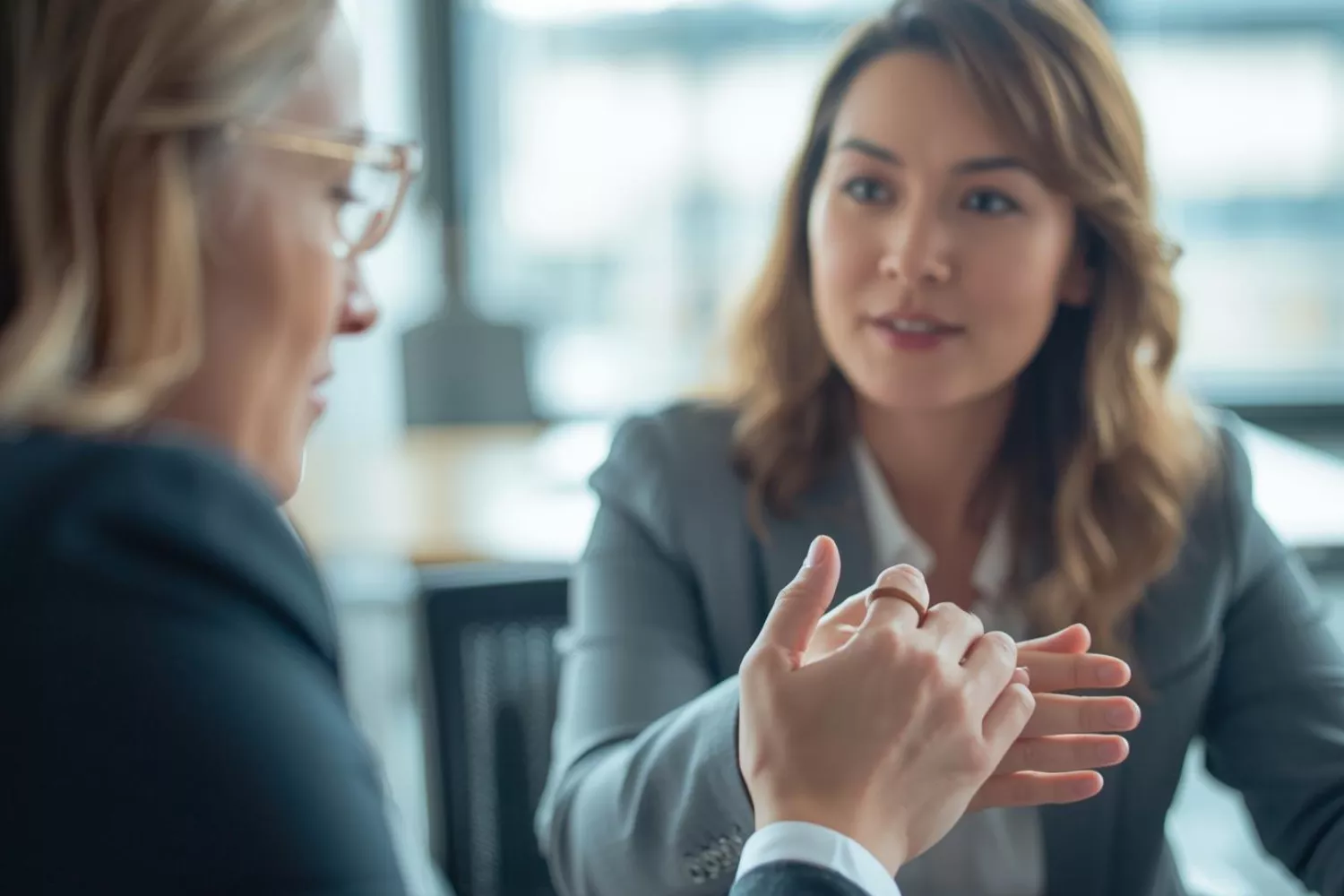 Unternehmerin erläutert Kundin in offener Kommunikation, warum es eine Preiserhöhung gibt