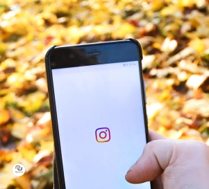 Smartphone zeigt Instagram Logo zum Artikel für einen Instagram Shop mit digitalen Produkten